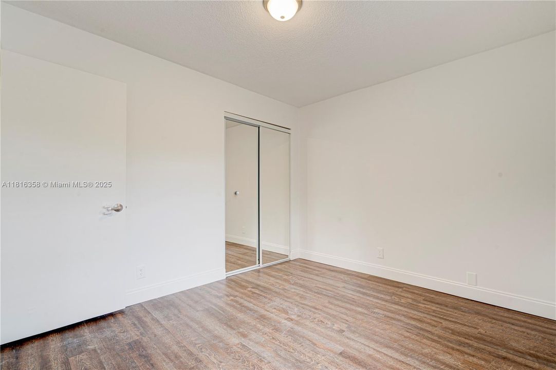 合同活跃: $199,500 (2 贝兹, 2 浴室, 936 平方英尺)