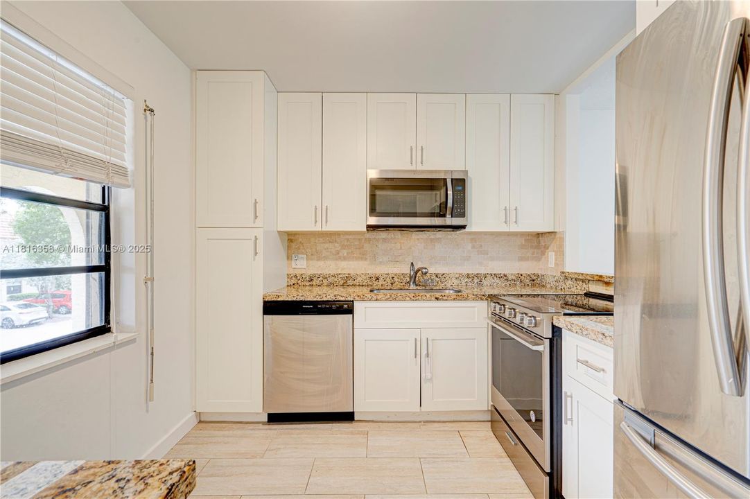 合同活跃: $199,500 (2 贝兹, 2 浴室, 936 平方英尺)