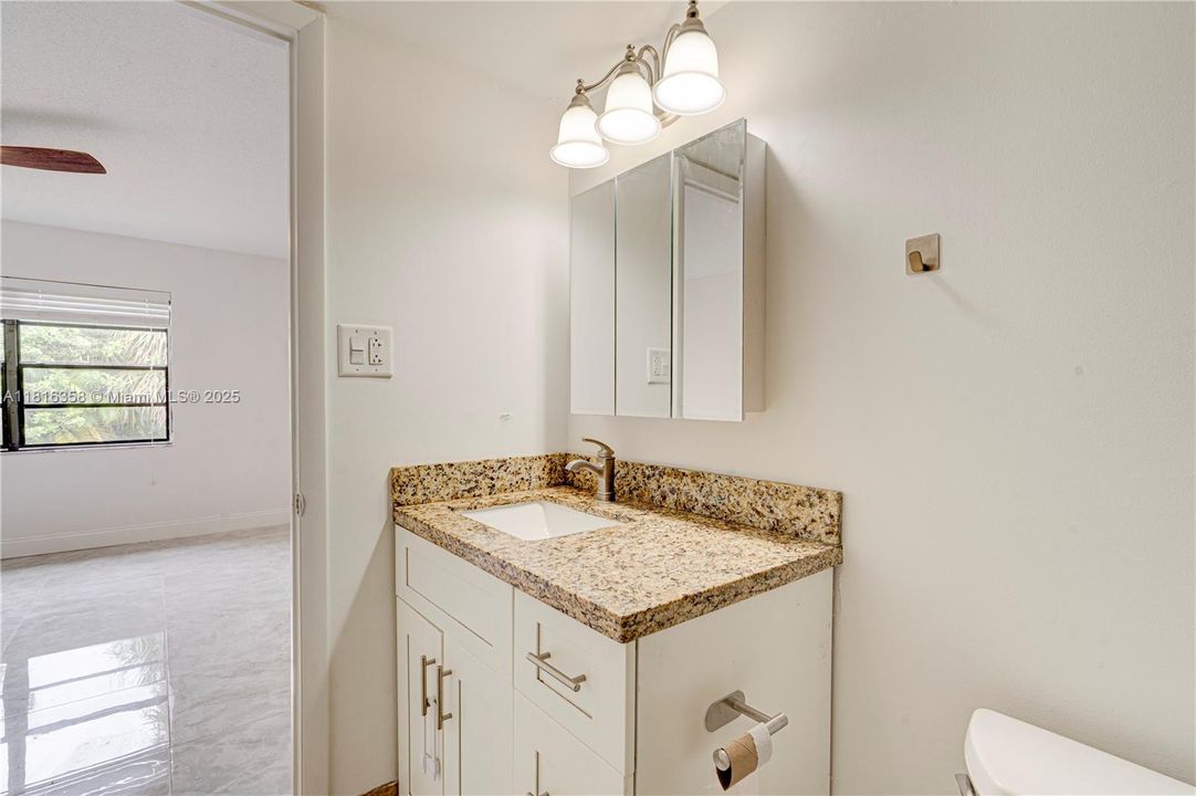 合同活跃: $199,500 (2 贝兹, 2 浴室, 936 平方英尺)