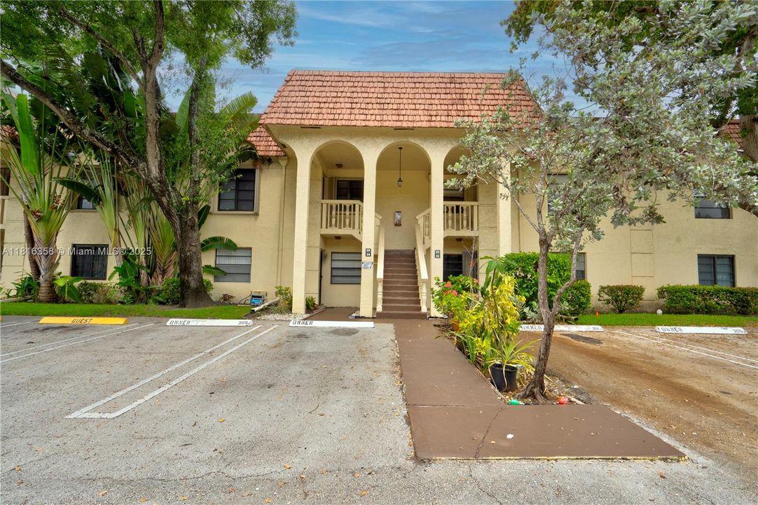 合同活跃: $199,500 (2 贝兹, 2 浴室, 936 平方英尺)