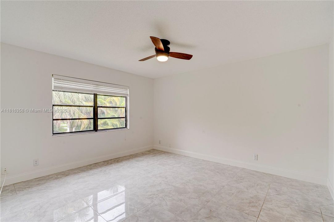 合同活跃: $199,500 (2 贝兹, 2 浴室, 936 平方英尺)