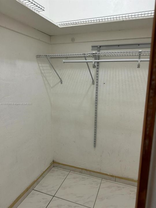 待售: $155,000 (1 贝兹, 1 浴室, 720 平方英尺)