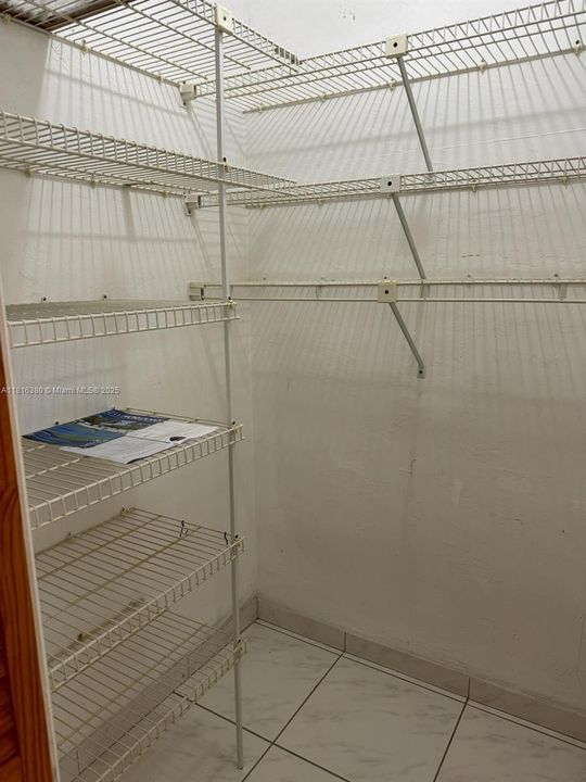 待售: $155,000 (1 贝兹, 1 浴室, 720 平方英尺)