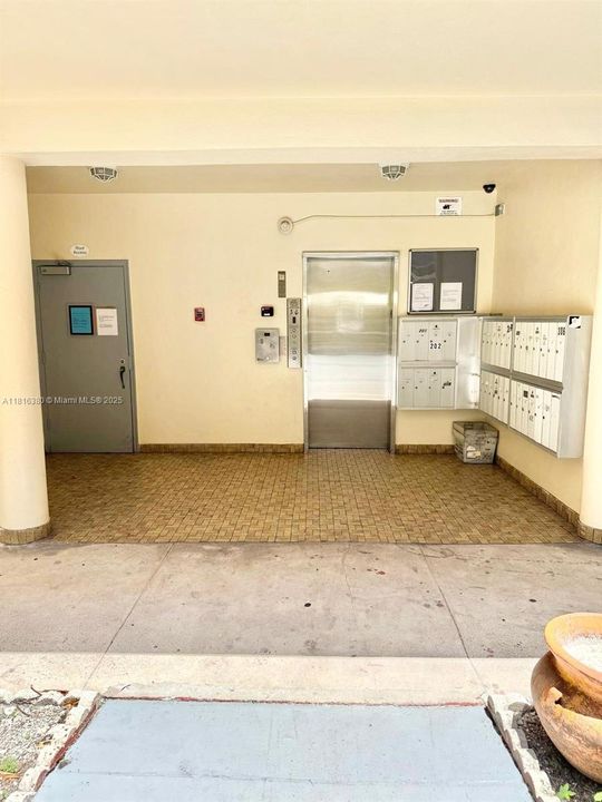 待售: $155,000 (1 贝兹, 1 浴室, 720 平方英尺)