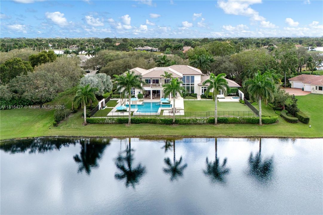 最近售出: $12,000,000 (5 贝兹, 4 浴室, 8538 平方英尺)