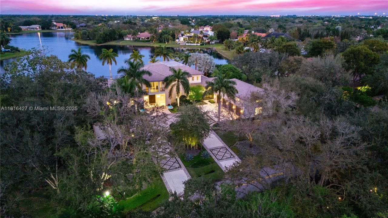 最近售出: $12,000,000 (5 贝兹, 4 浴室, 8538 平方英尺)