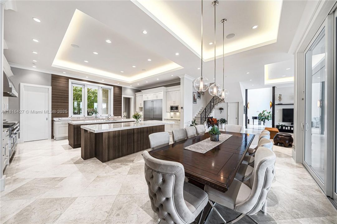 最近售出: $12,000,000 (5 贝兹, 4 浴室, 8538 平方英尺)