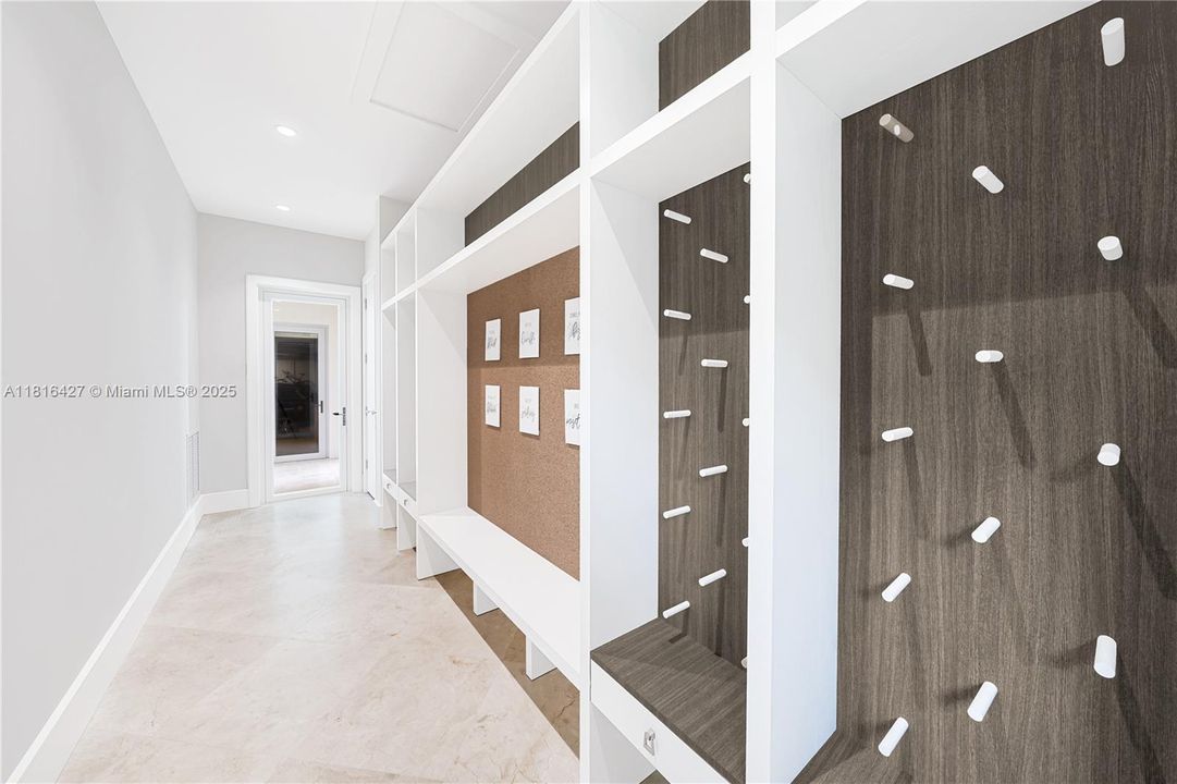 最近售出: $12,000,000 (5 贝兹, 4 浴室, 8538 平方英尺)