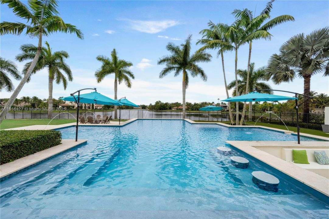 最近售出: $12,000,000 (5 贝兹, 4 浴室, 8538 平方英尺)