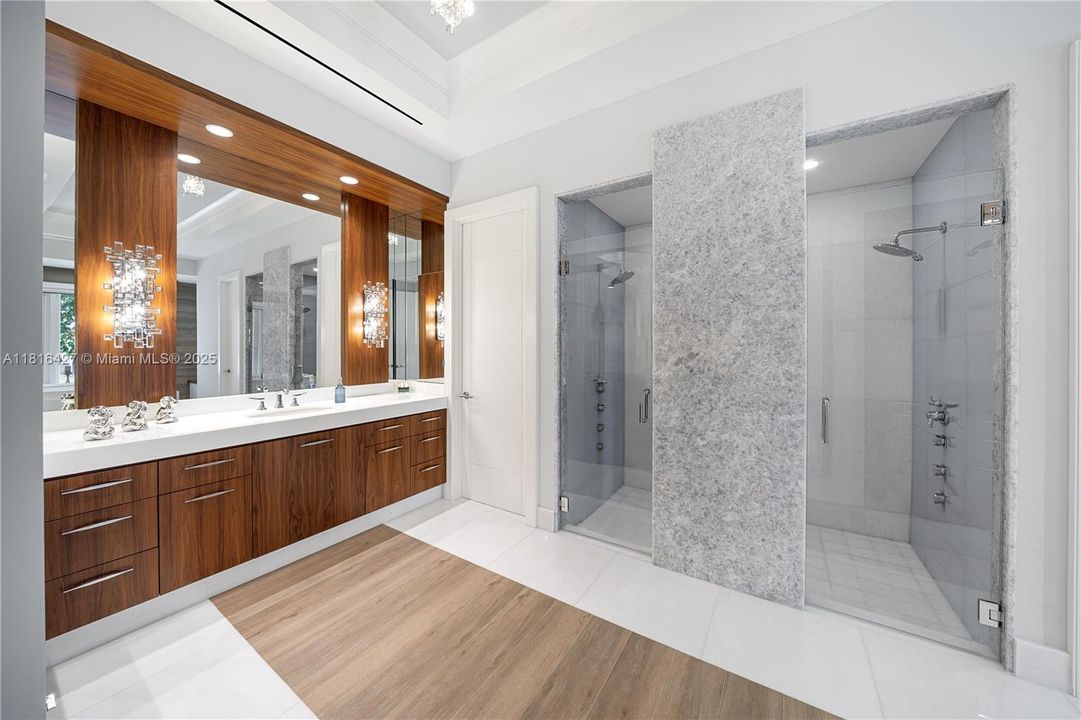 最近售出: $12,000,000 (5 贝兹, 4 浴室, 8538 平方英尺)