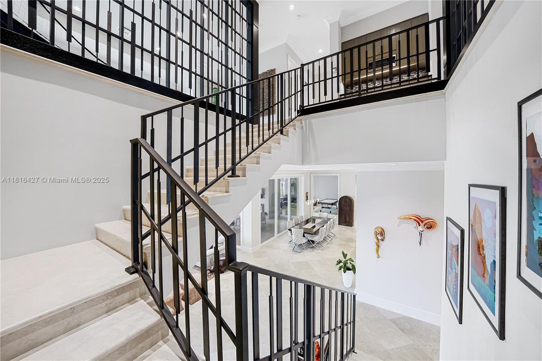 最近售出: $12,000,000 (5 贝兹, 4 浴室, 8538 平方英尺)