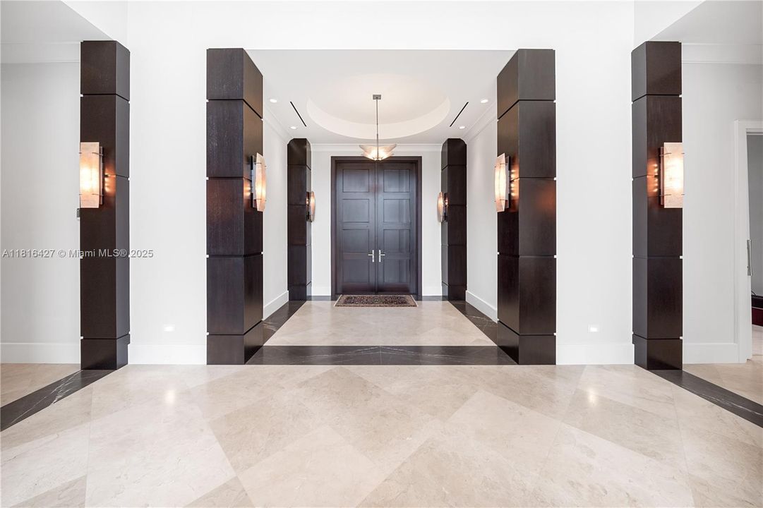 最近售出: $12,000,000 (5 贝兹, 4 浴室, 8538 平方英尺)