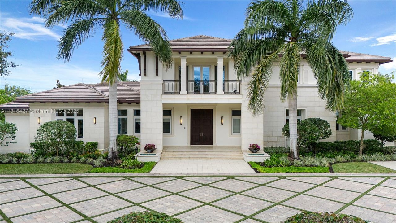 最近售出: $12,000,000 (5 贝兹, 4 浴室, 8538 平方英尺)