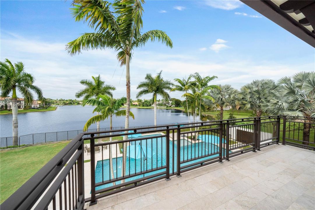 最近售出: $12,000,000 (5 贝兹, 4 浴室, 8538 平方英尺)