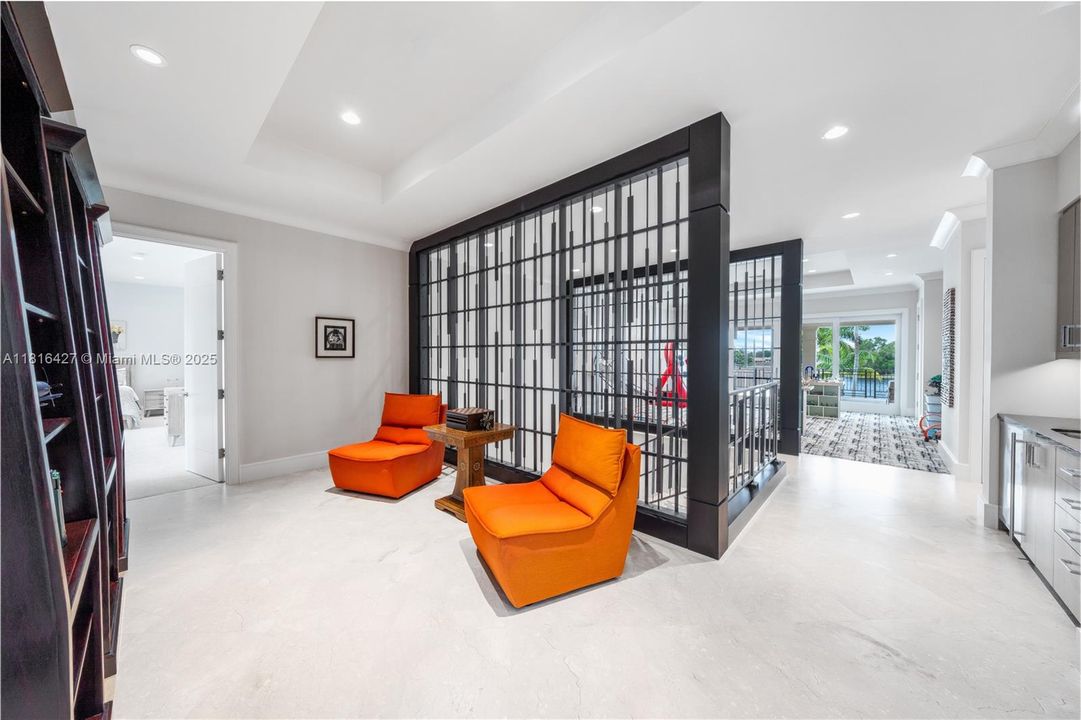 最近售出: $12,000,000 (5 贝兹, 4 浴室, 8538 平方英尺)