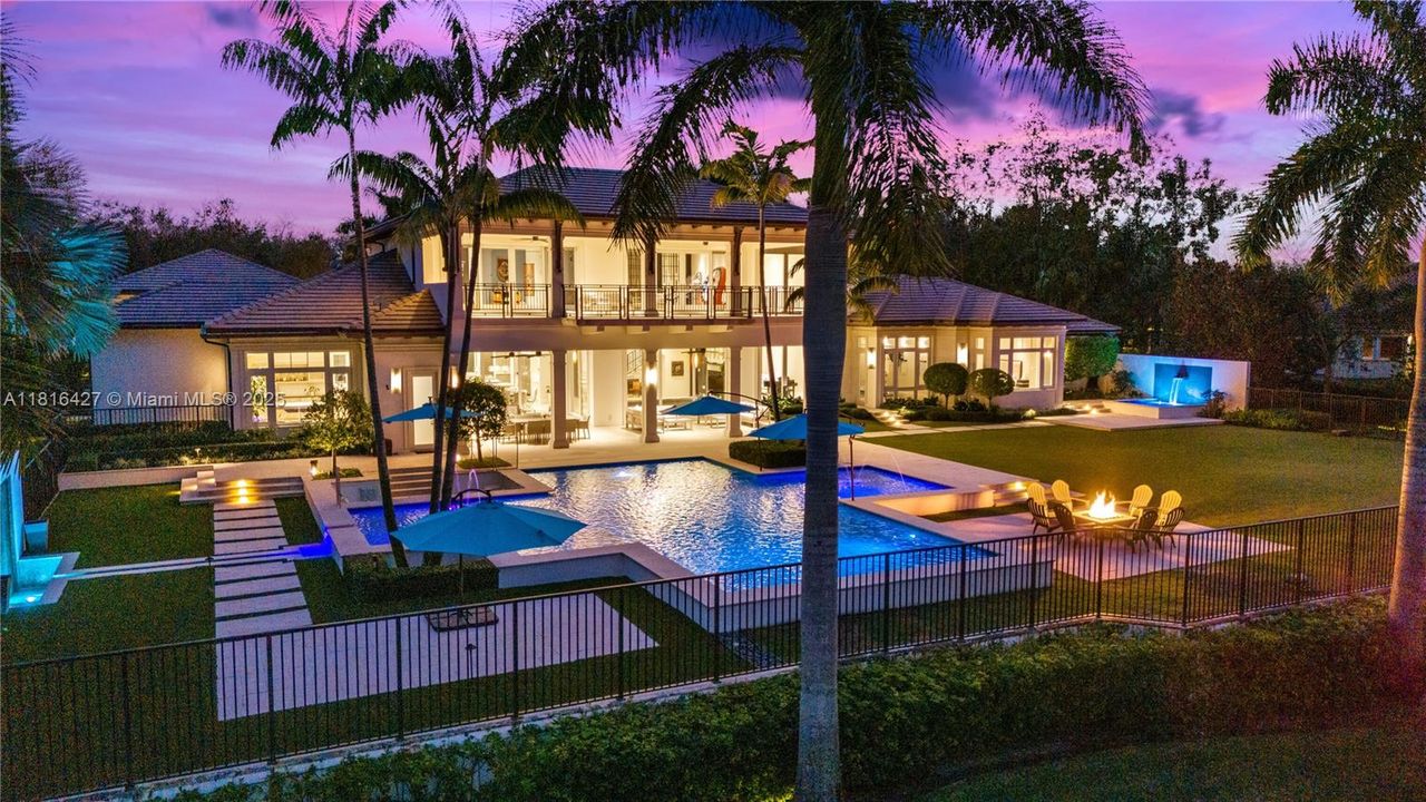 最近售出: $12,000,000 (5 贝兹, 4 浴室, 8538 平方英尺)