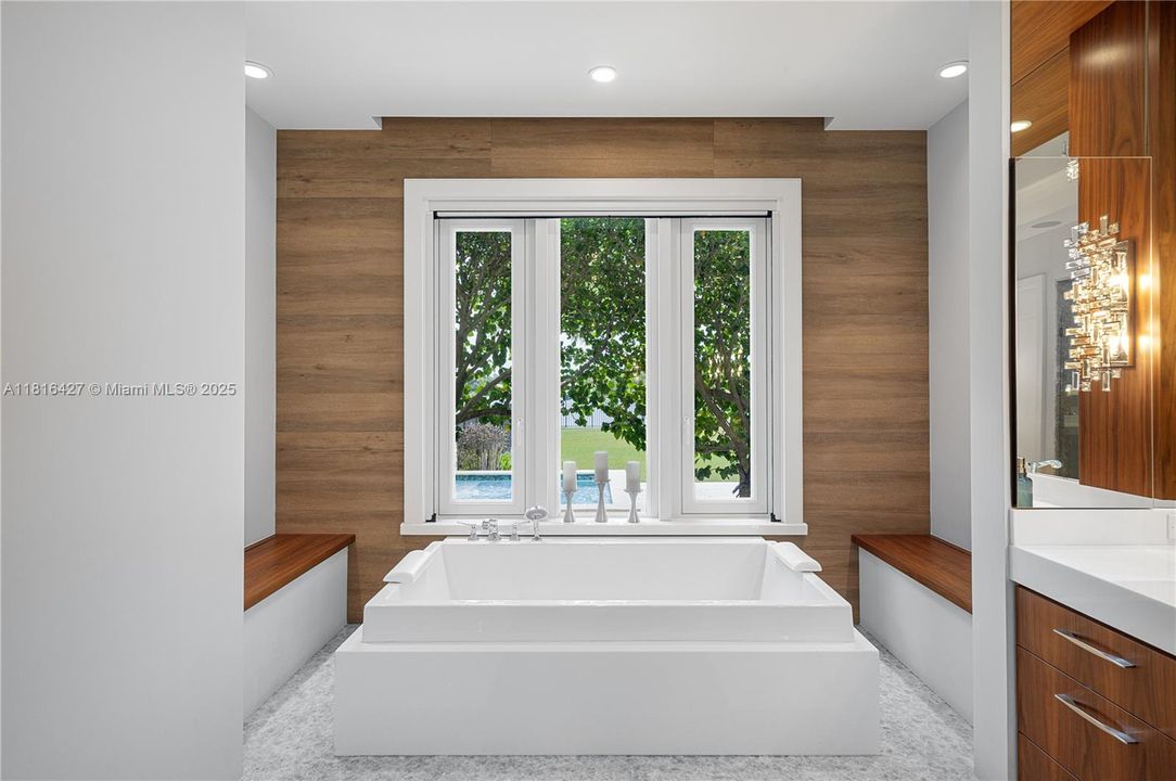 最近售出: $12,000,000 (5 贝兹, 4 浴室, 8538 平方英尺)