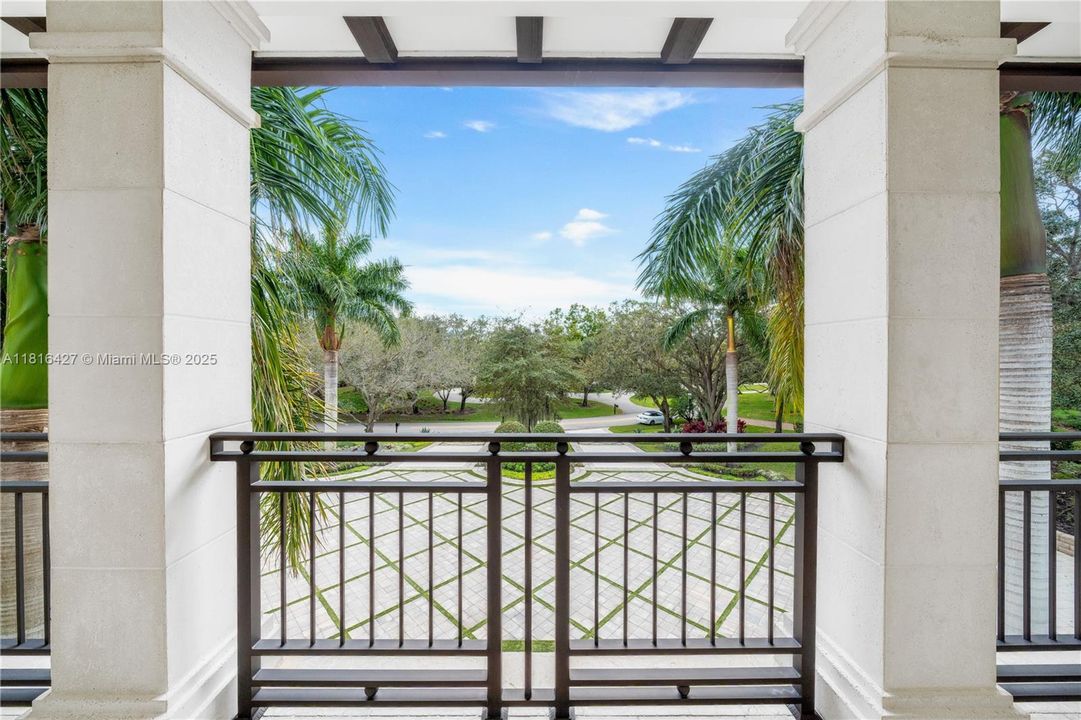 最近售出: $12,000,000 (5 贝兹, 4 浴室, 8538 平方英尺)