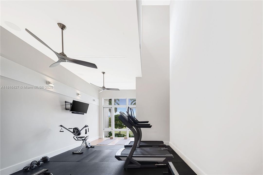 最近售出: $12,000,000 (5 贝兹, 4 浴室, 8538 平方英尺)