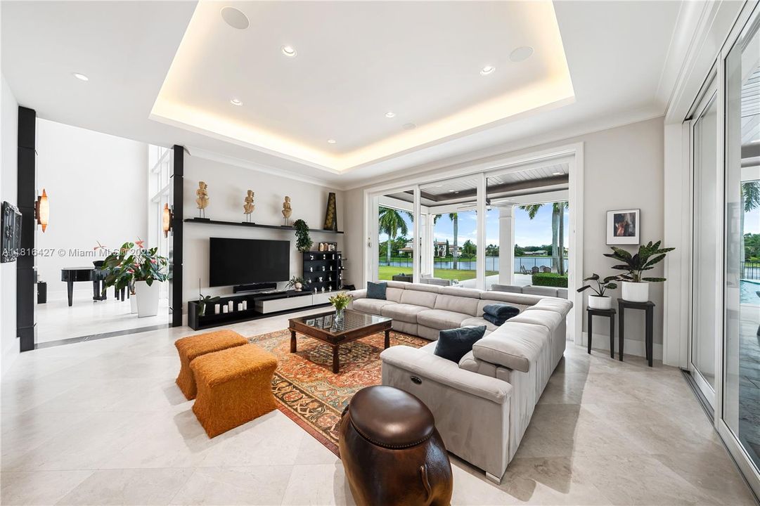 最近售出: $12,000,000 (5 贝兹, 4 浴室, 8538 平方英尺)