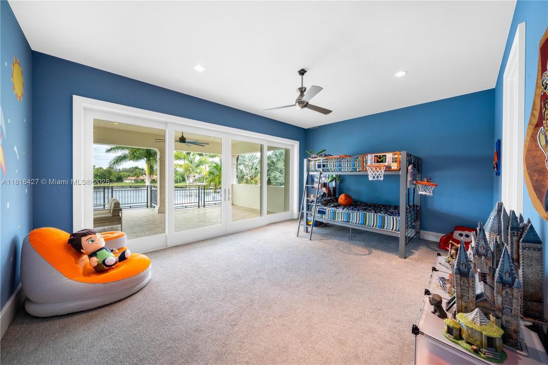 最近售出: $12,000,000 (5 贝兹, 4 浴室, 8538 平方英尺)