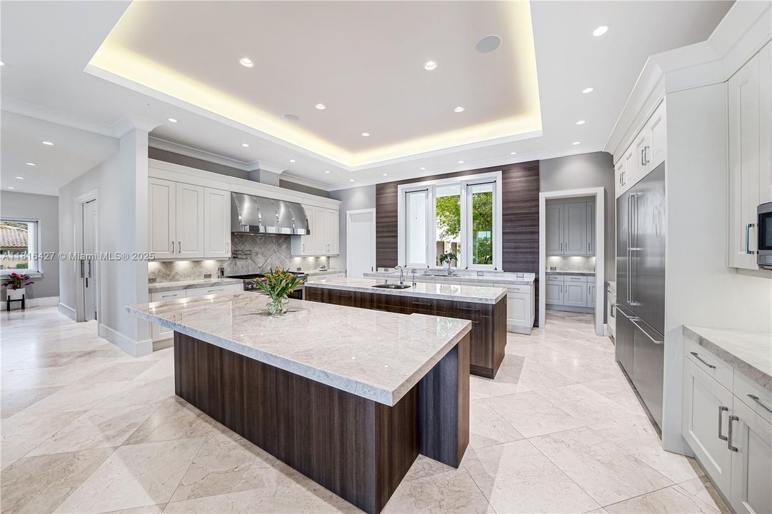 最近售出: $12,000,000 (5 贝兹, 4 浴室, 8538 平方英尺)