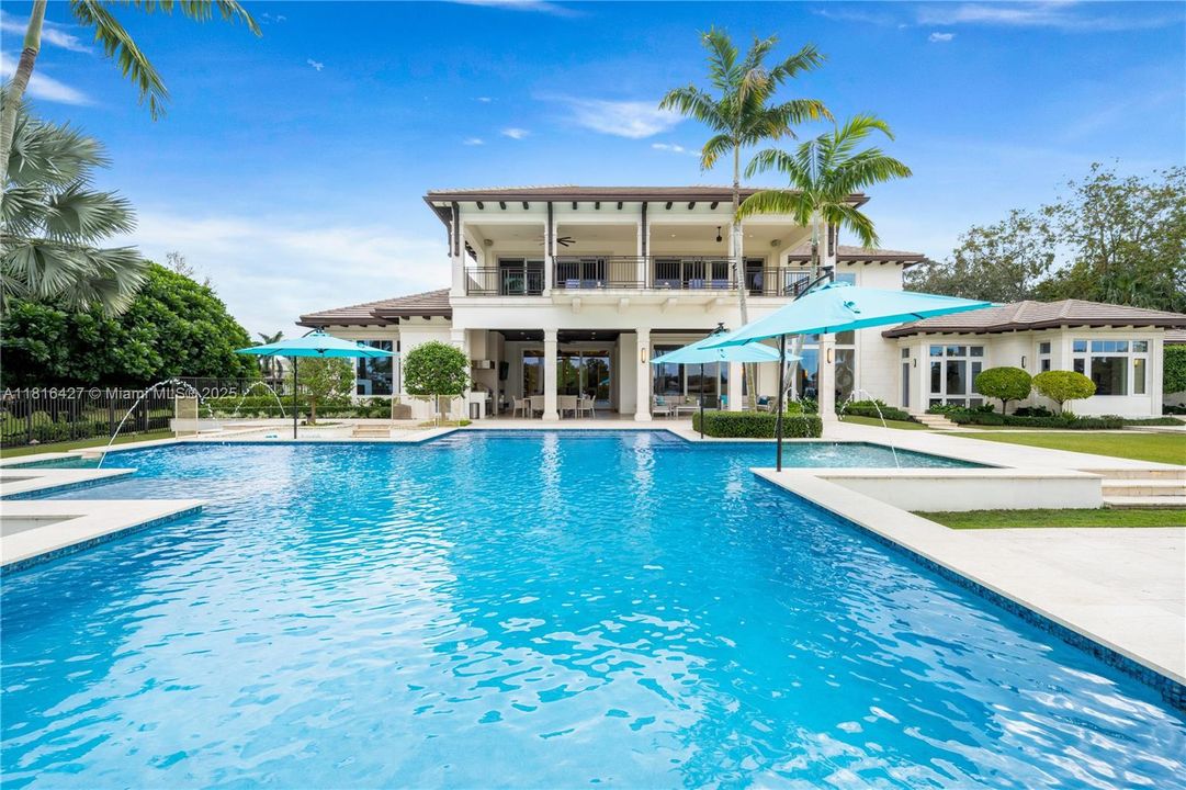 最近售出: $12,000,000 (5 贝兹, 4 浴室, 8538 平方英尺)