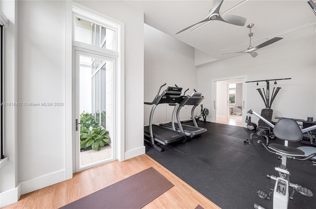 最近售出: $12,000,000 (5 贝兹, 4 浴室, 8538 平方英尺)