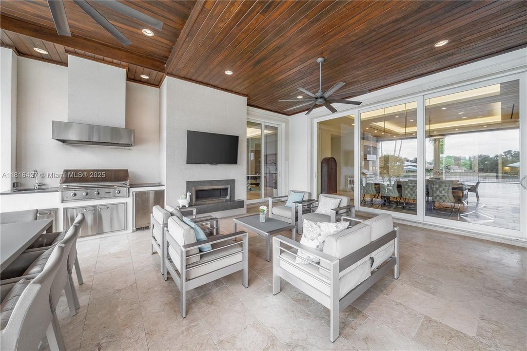 最近售出: $12,000,000 (5 贝兹, 4 浴室, 8538 平方英尺)