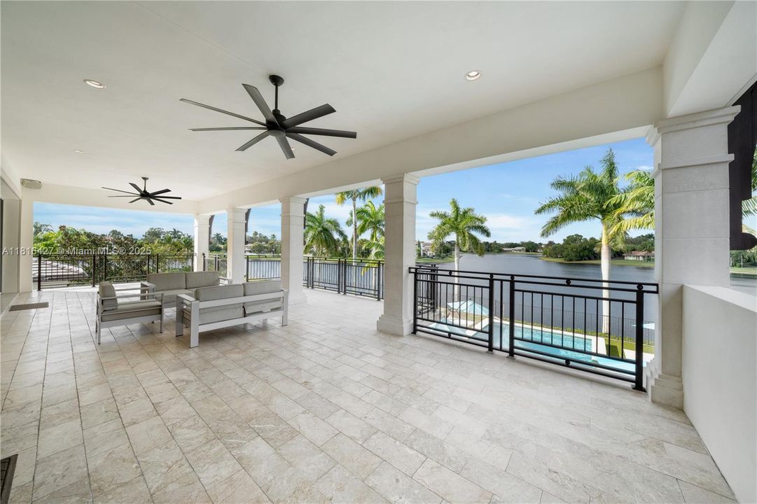 最近售出: $12,000,000 (5 贝兹, 4 浴室, 8538 平方英尺)