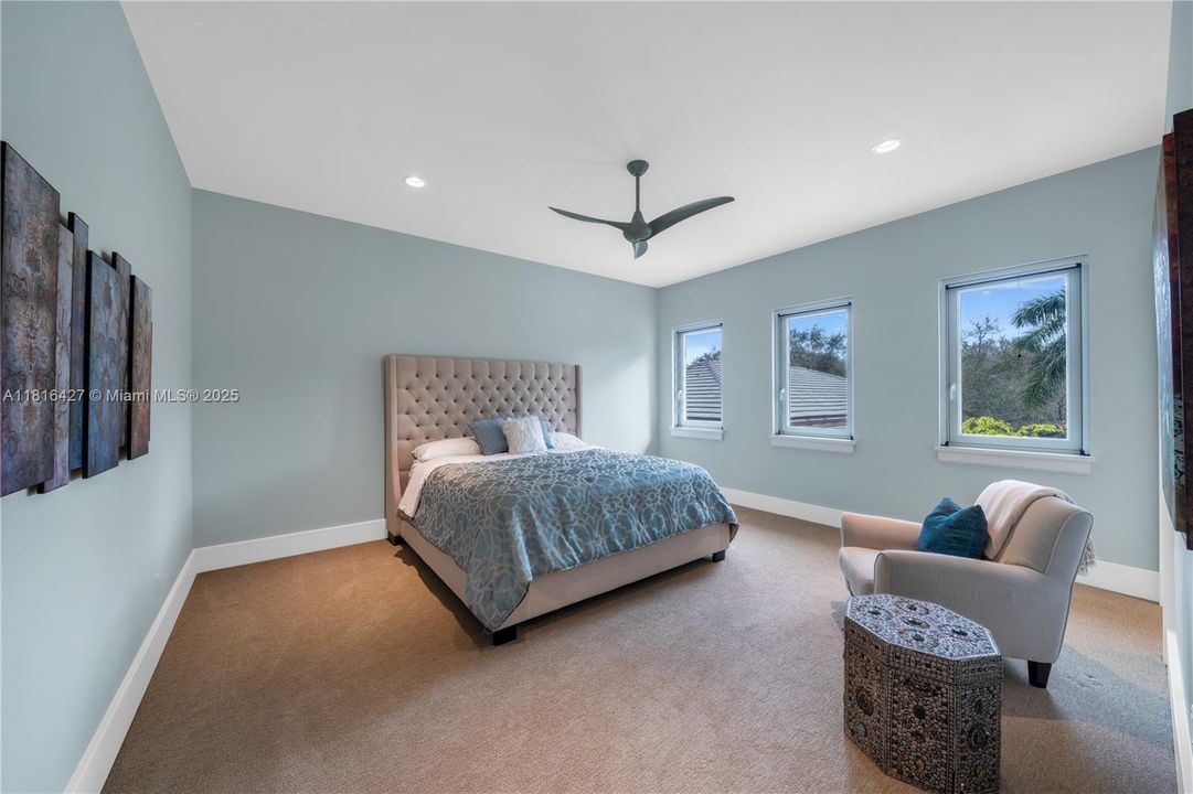 最近售出: $12,000,000 (5 贝兹, 4 浴室, 8538 平方英尺)