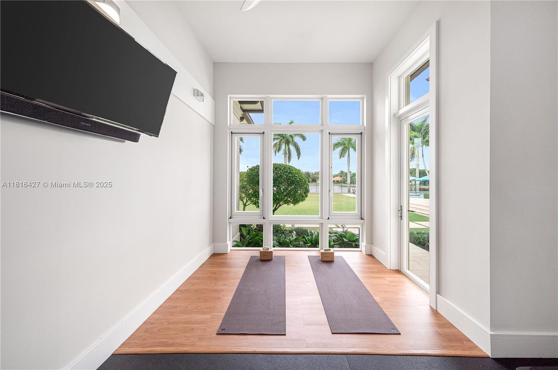 最近售出: $12,000,000 (5 贝兹, 4 浴室, 8538 平方英尺)