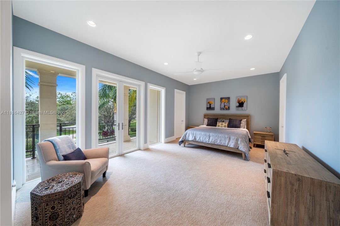 最近售出: $12,000,000 (5 贝兹, 4 浴室, 8538 平方英尺)