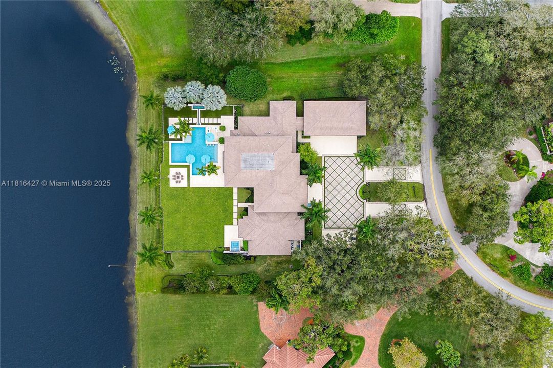 最近售出: $12,000,000 (5 贝兹, 4 浴室, 8538 平方英尺)