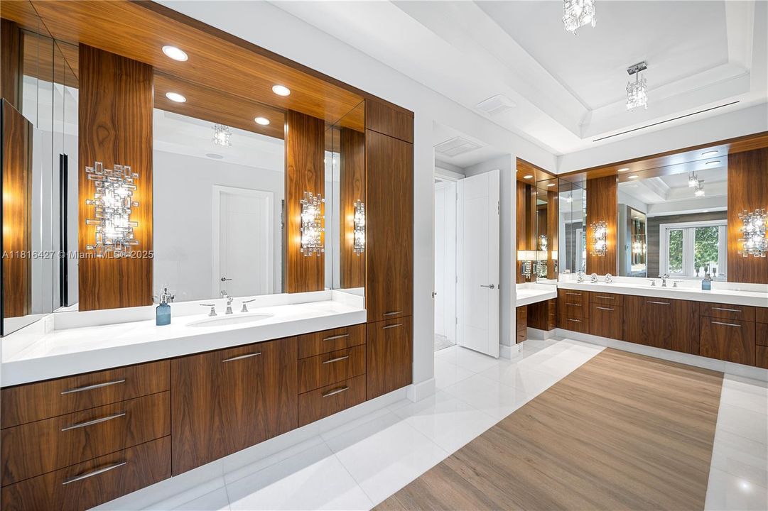 最近售出: $12,000,000 (5 贝兹, 4 浴室, 8538 平方英尺)