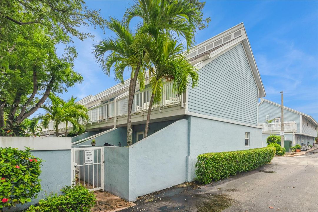 For Sale: $699,000 (1 beds, 1 baths, 776 Square Feet)