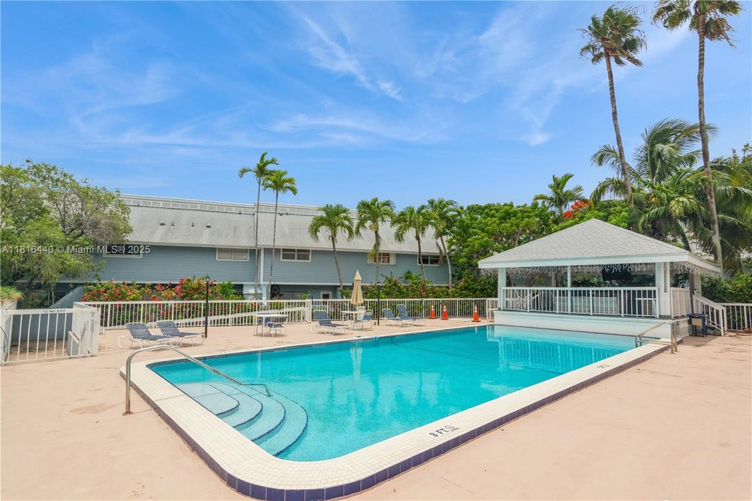 For Sale: $699,000 (1 beds, 1 baths, 776 Square Feet)