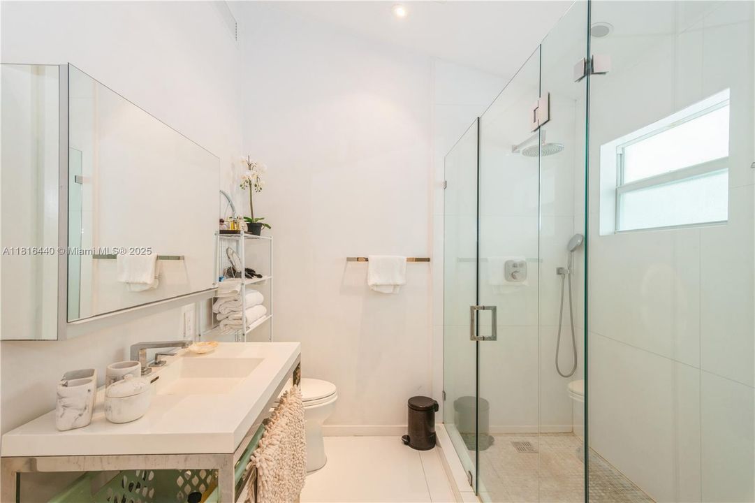 For Sale: $699,000 (1 beds, 1 baths, 776 Square Feet)