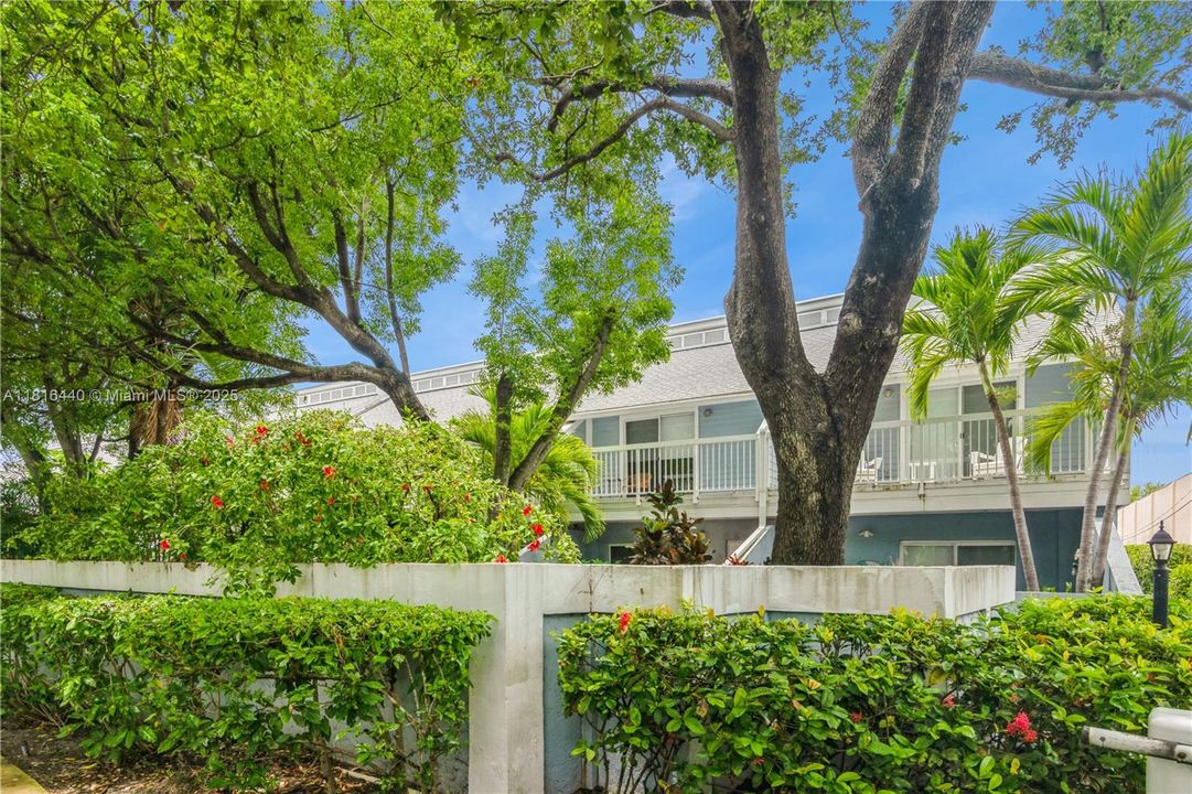 For Sale: $699,000 (1 beds, 1 baths, 776 Square Feet)