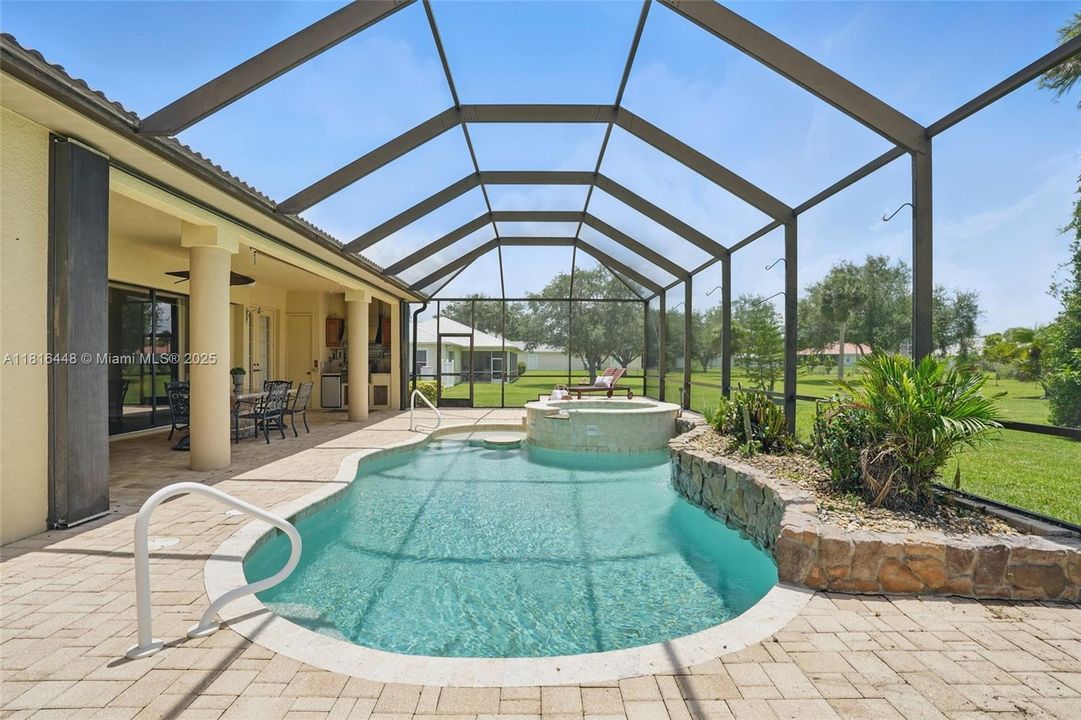 最近售出: $734,900 (3 贝兹, 2 浴室, 2392 平方英尺)