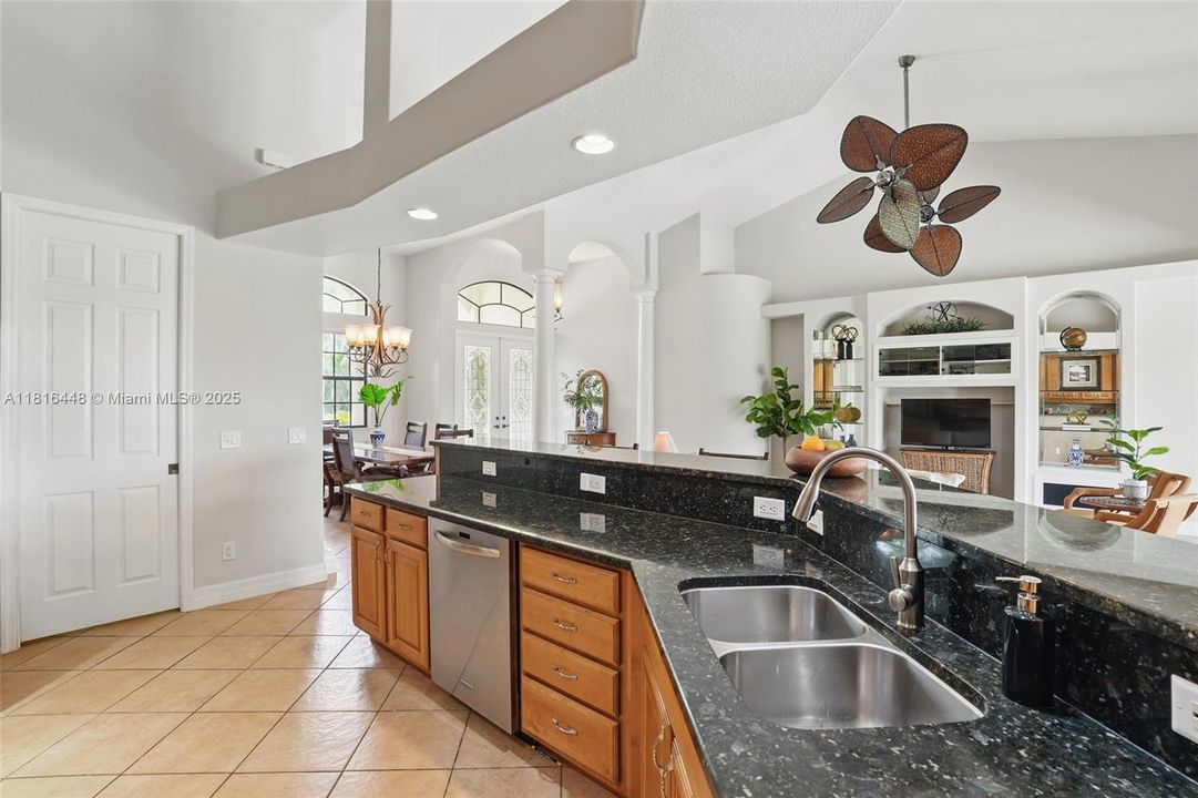 最近售出: $734,900 (3 贝兹, 2 浴室, 2392 平方英尺)