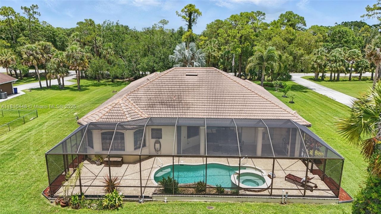 最近售出: $734,900 (3 贝兹, 2 浴室, 2392 平方英尺)