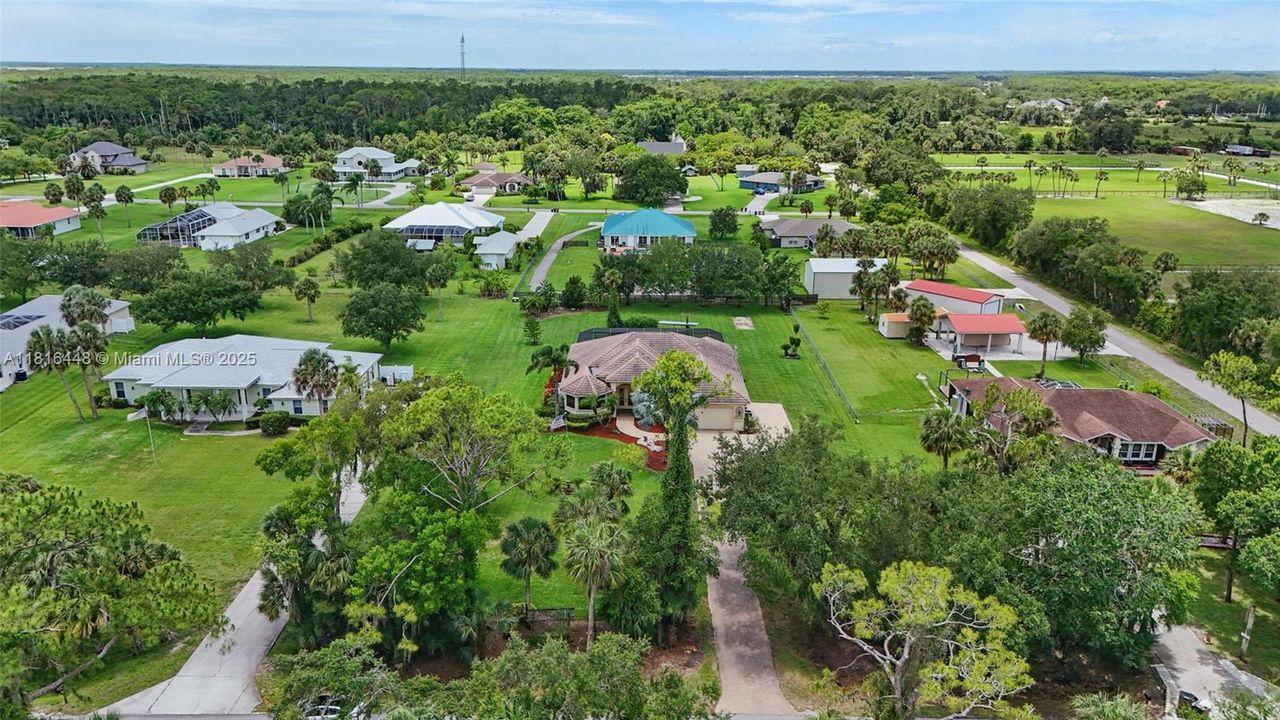 最近售出: $734,900 (3 贝兹, 2 浴室, 2392 平方英尺)