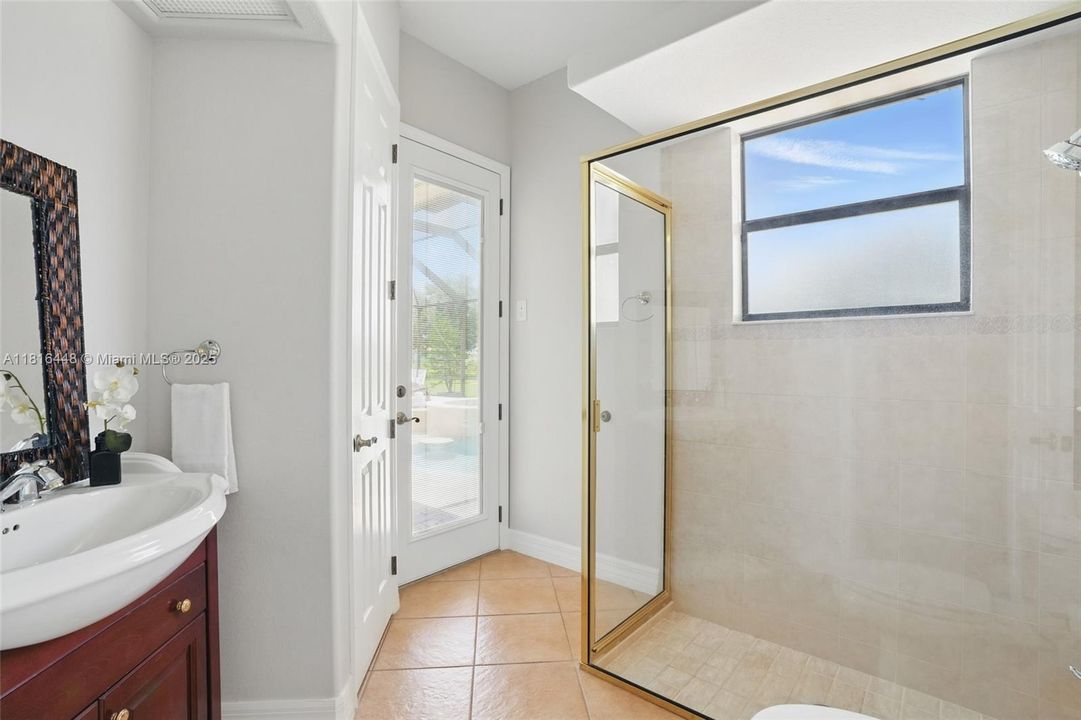 最近售出: $734,900 (3 贝兹, 2 浴室, 2392 平方英尺)