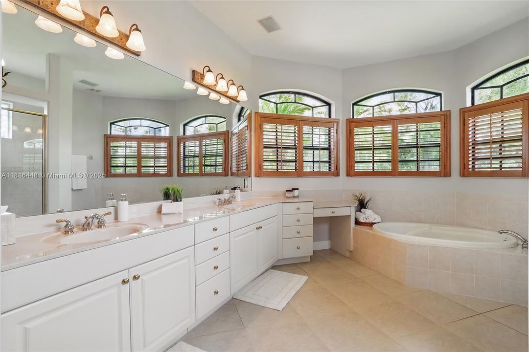 最近售出: $734,900 (3 贝兹, 2 浴室, 2392 平方英尺)