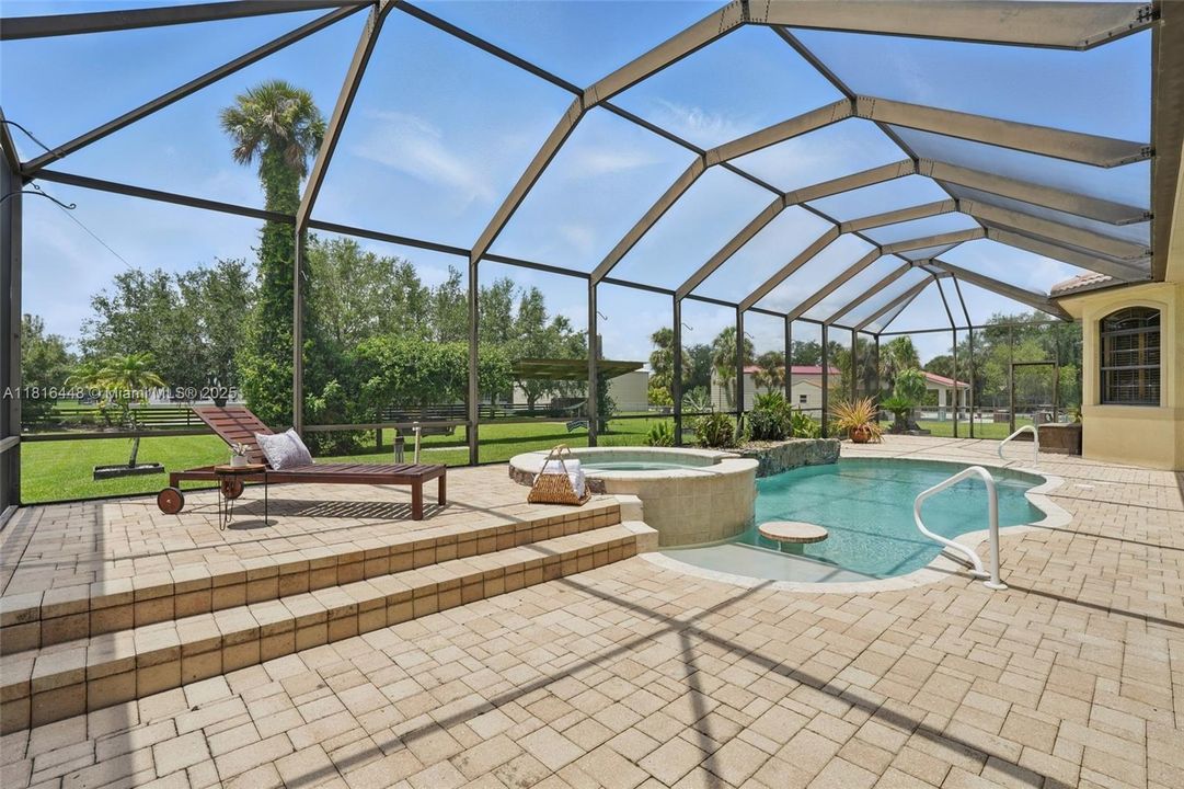 最近售出: $734,900 (3 贝兹, 2 浴室, 2392 平方英尺)