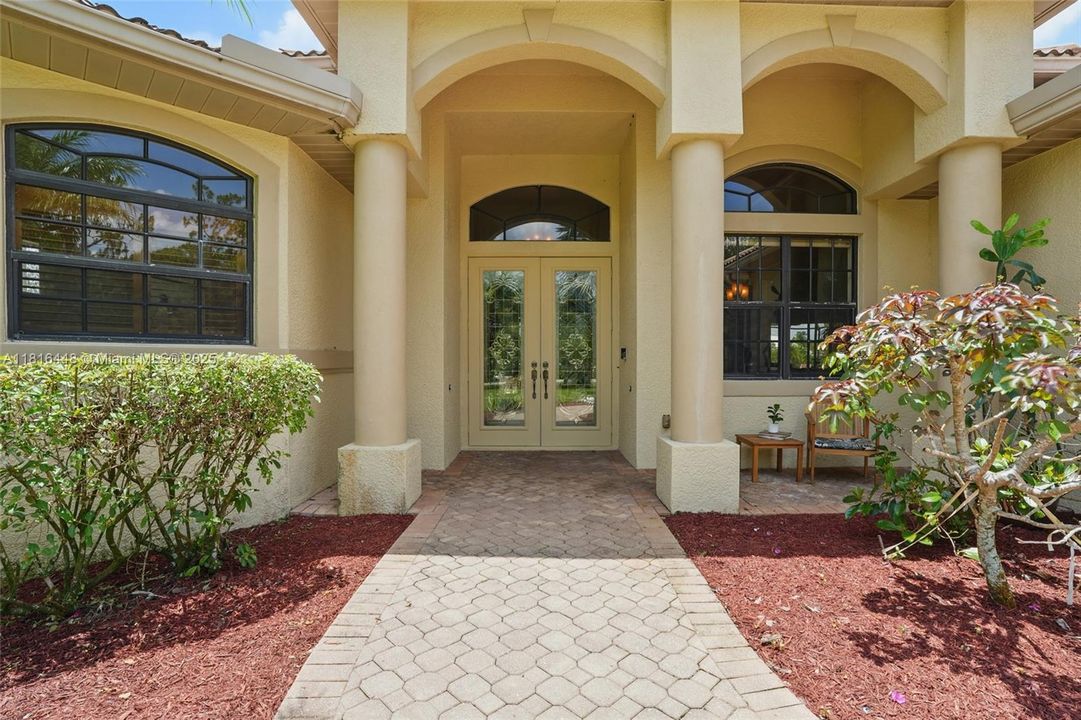 最近售出: $734,900 (3 贝兹, 2 浴室, 2392 平方英尺)