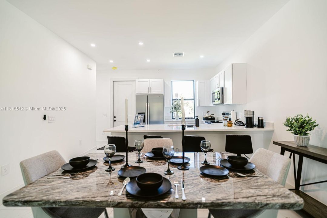 出租: $2,000 (3 贝兹, 2 浴室, 0 平方英尺)