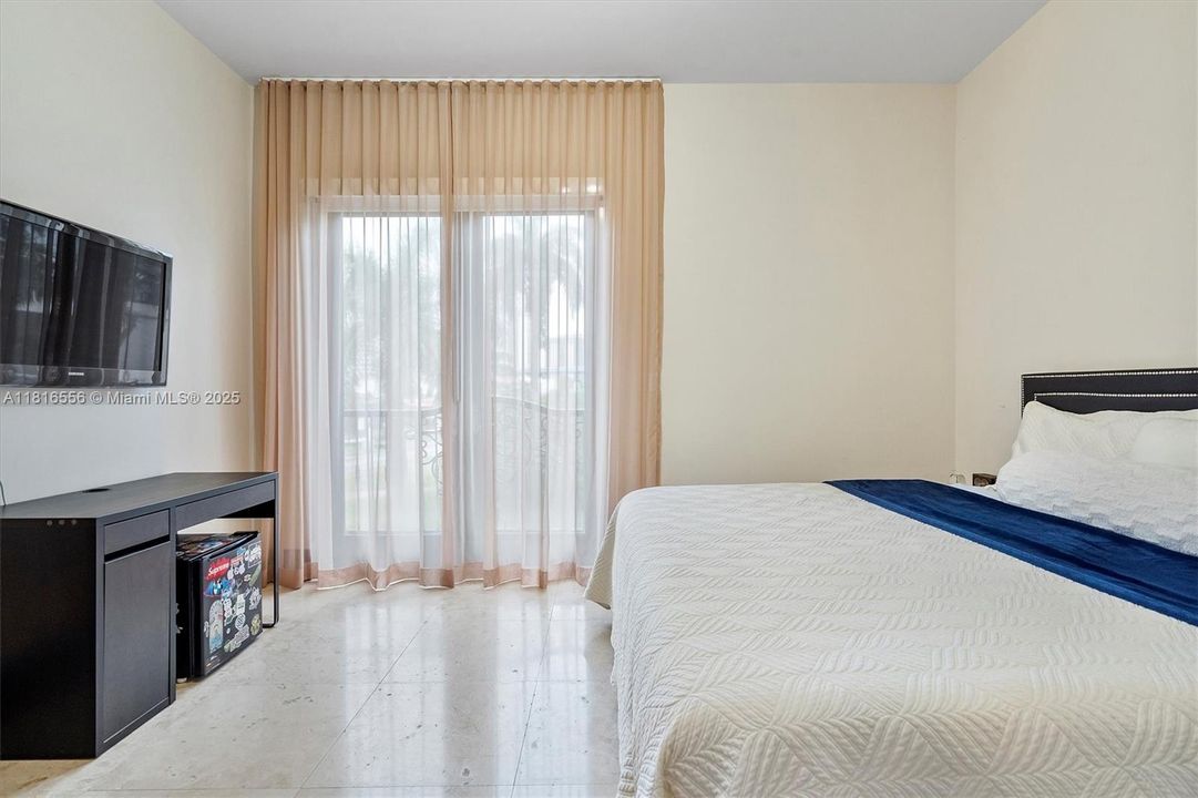 For Sale: $3,790,000 (5 beds, 4 baths, 4545 Square Feet)