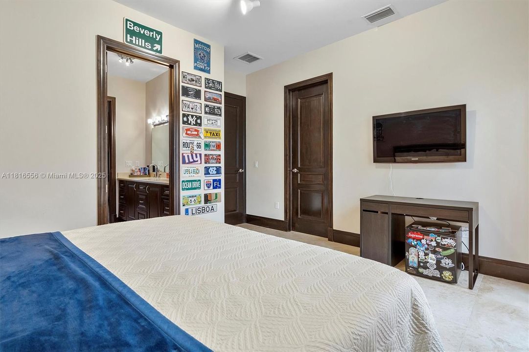 For Sale: $3,790,000 (5 beds, 4 baths, 4545 Square Feet)